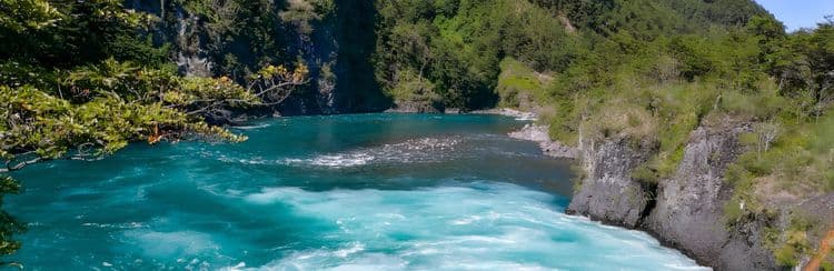 German Guided: Petrohue Falls, Lake Cruise & Chilean Countryside