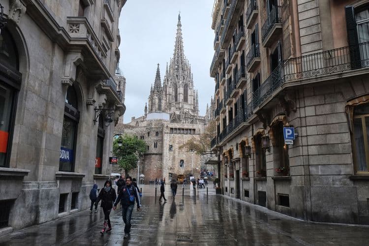 Barcelona Skyline and City Highlights: Airport Dropoff