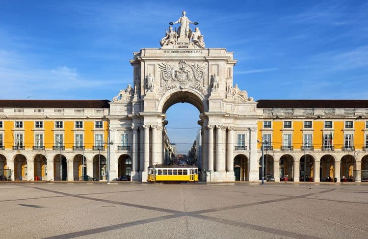 Lovely Lisbon & Sintra with Lunch (Tour & Airport Transfer)